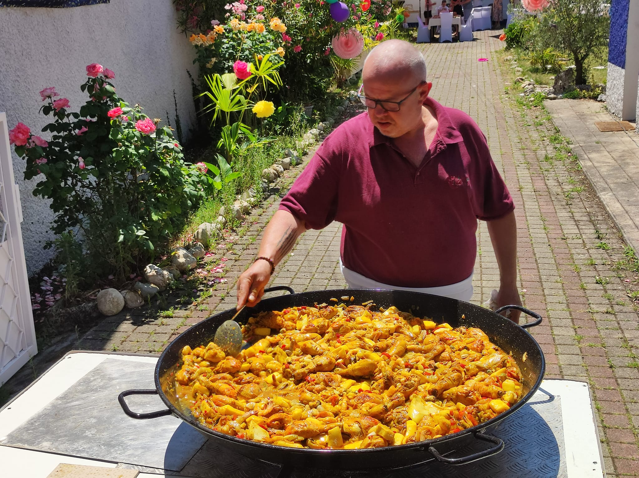 Chef L'Audacieux en train de cuisiner au feu de bois